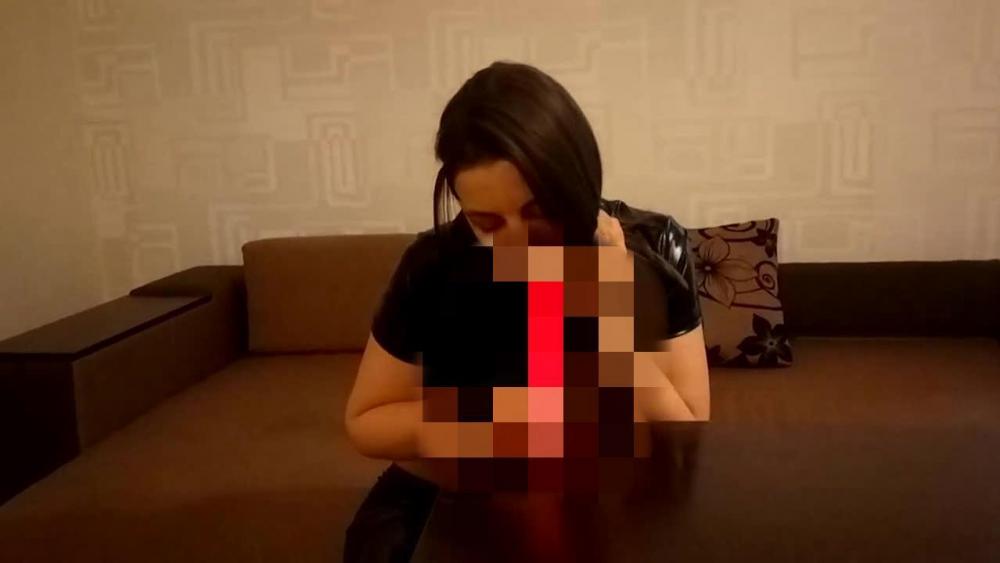 Dildoblowjob in Latex