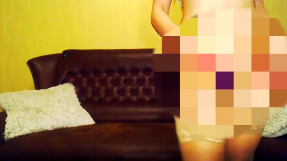 In Weiß mit Dildo