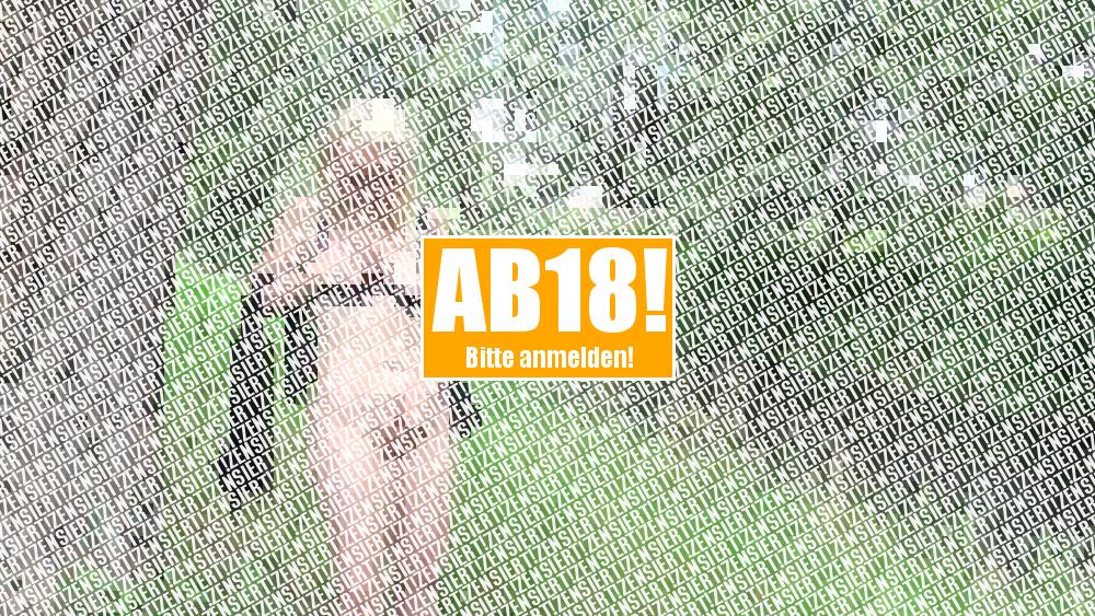 Nackt vor Radfahrern versteckt