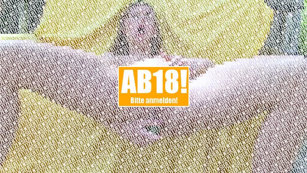 Beim Arschfick mit Gurke, vor Geilheit gepisst