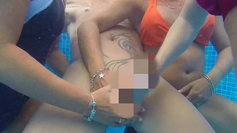 3 Muttis blasen Schwanz im öffentlichen Pool!