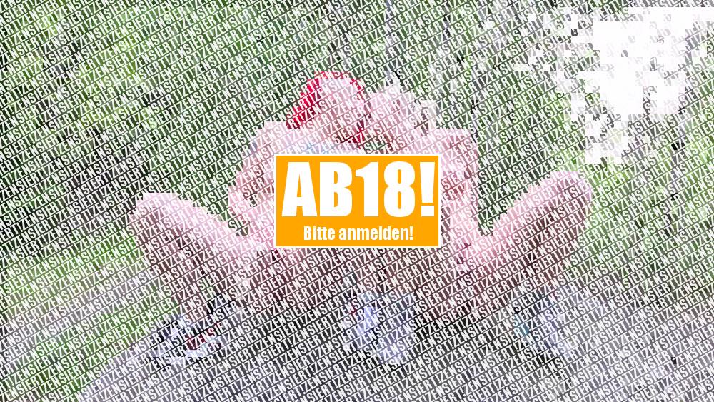2 heiße Girls pissen auf den Fels