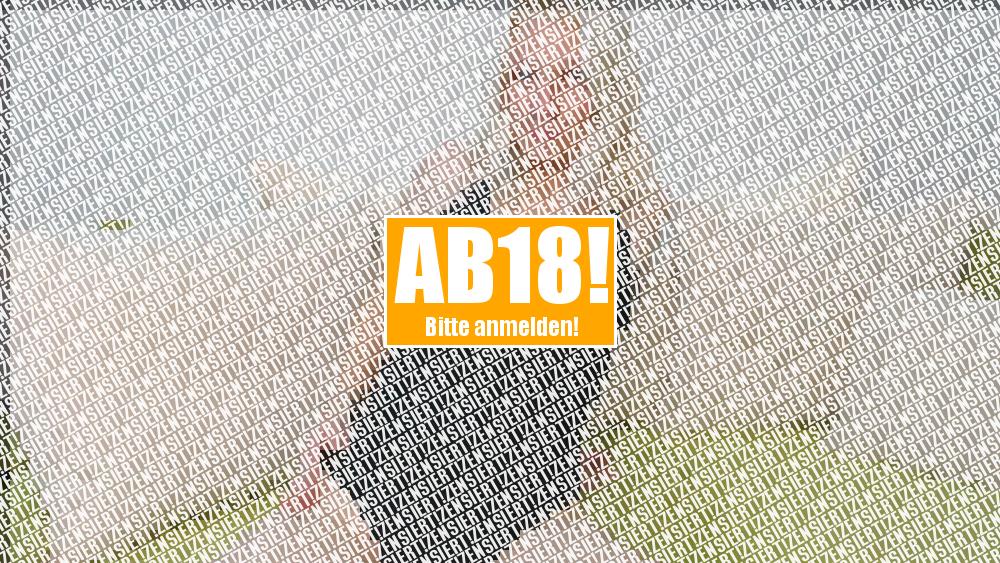 Im Badeanzug alle Löcher mit Dildo gefickt