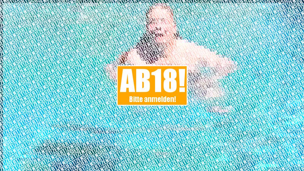 Wassernixe nackt im Pool