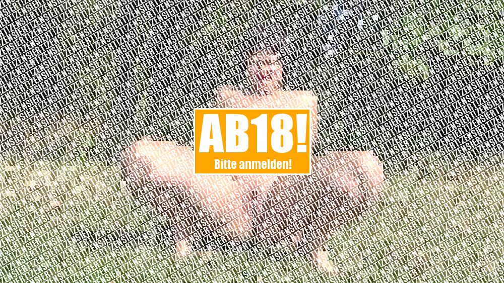 Die Dicke pisst im Freien