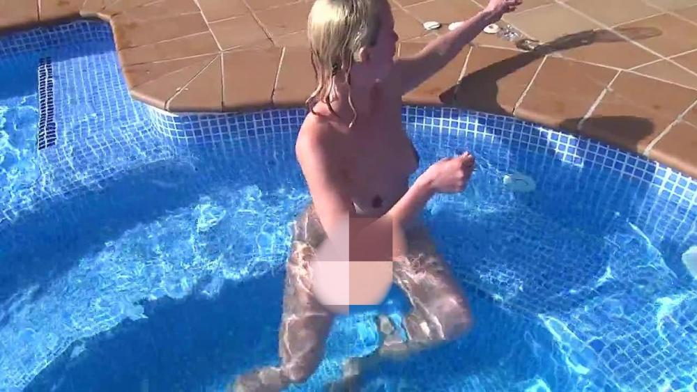 Pervers: Papa meiner Freundin fickt mich im Pool