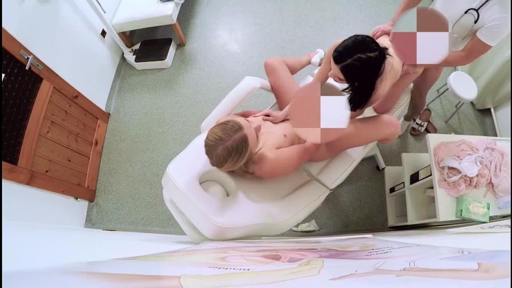 Mit einer Freundin beim perversen Doktor