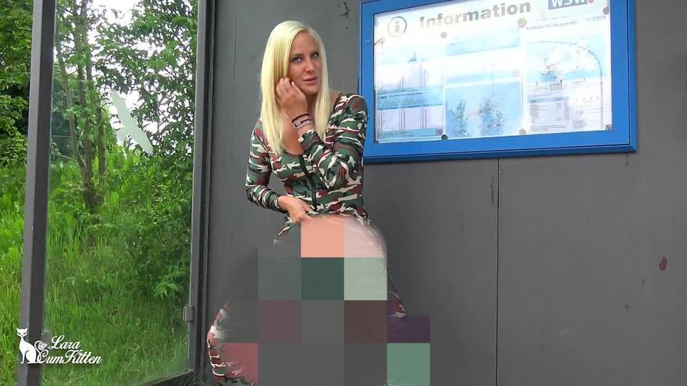 PUBLIC PISS | Haltestelle im hautengen Fick Anzug nass gepisst