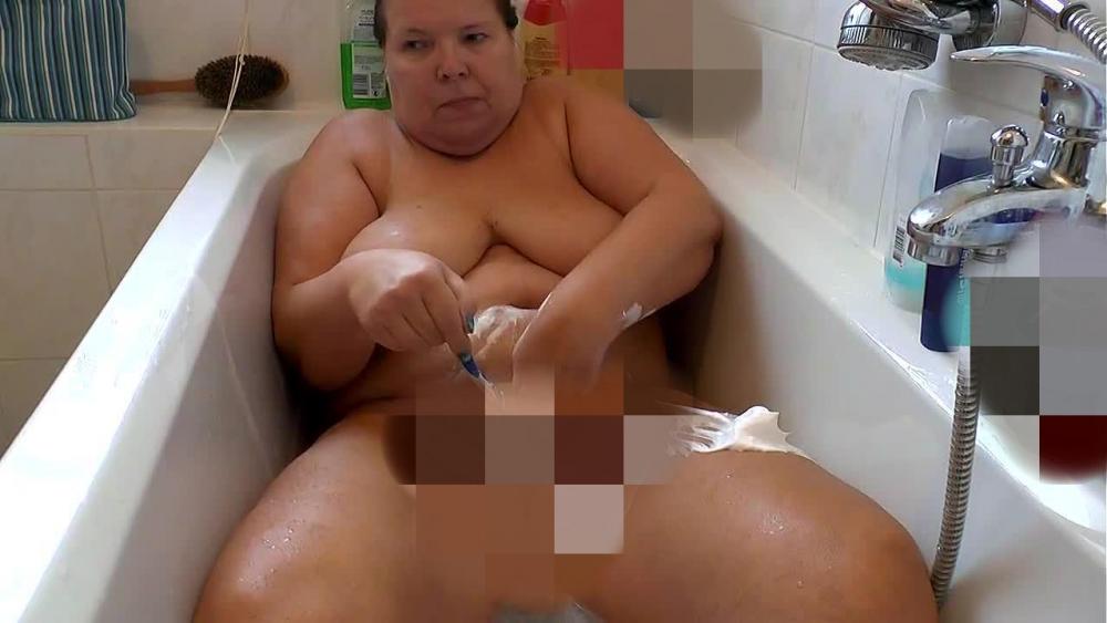 Fotze in Wanne rasiert 2