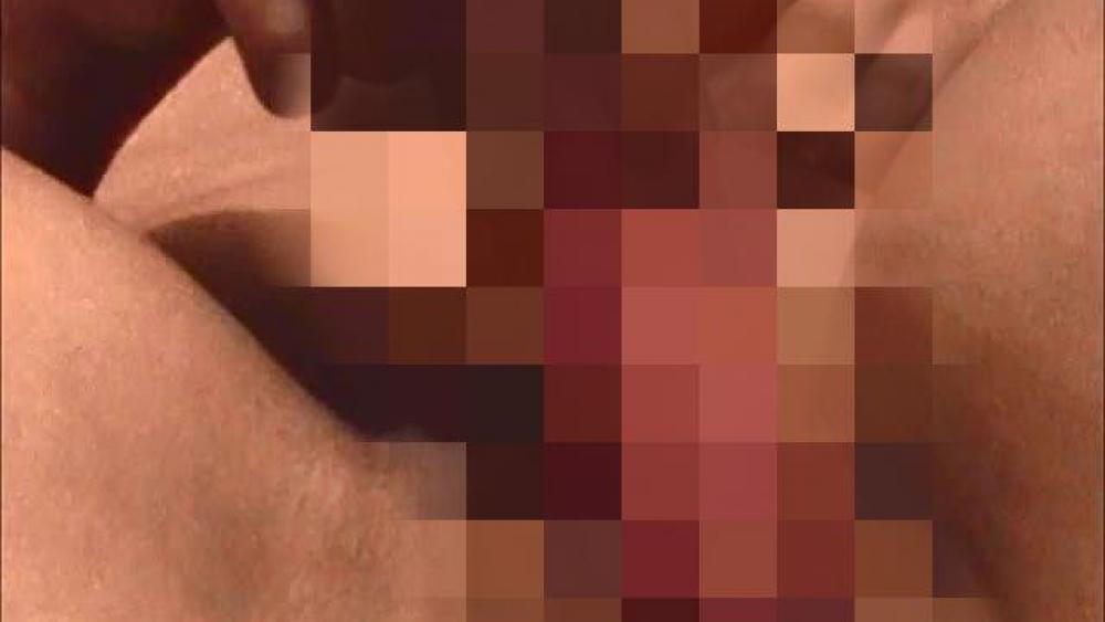 den Dildo tief in der Pussy