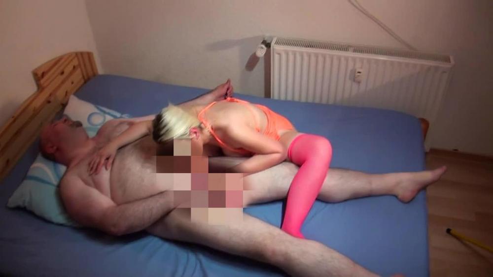 Geil geblasen im Wunschoutfit vom User