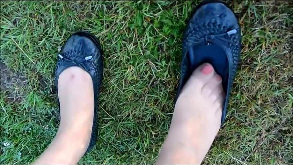 Zeige Euch meine alten Ballis und geile Nylon-Beine outdoor