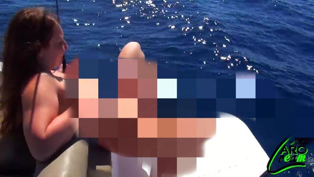Mitten auf dem Meer vom Boot gepisst!