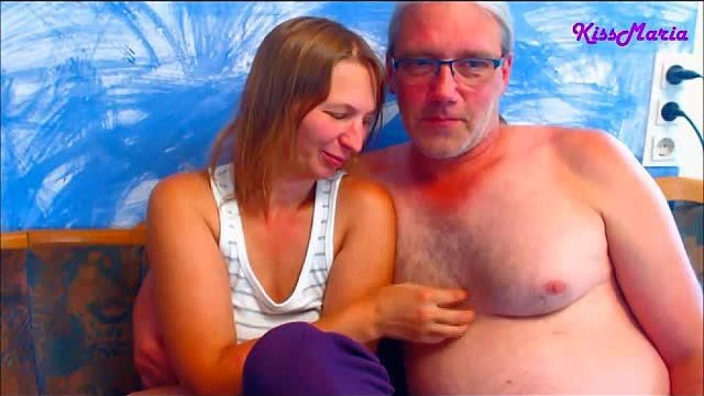Ein wilder Ritt in der Küche nach einem heißen CamChat
