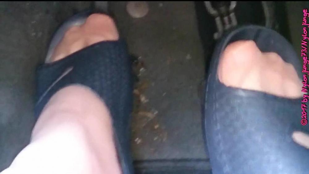 Badelatschen im Auto ** Nylon Feet **