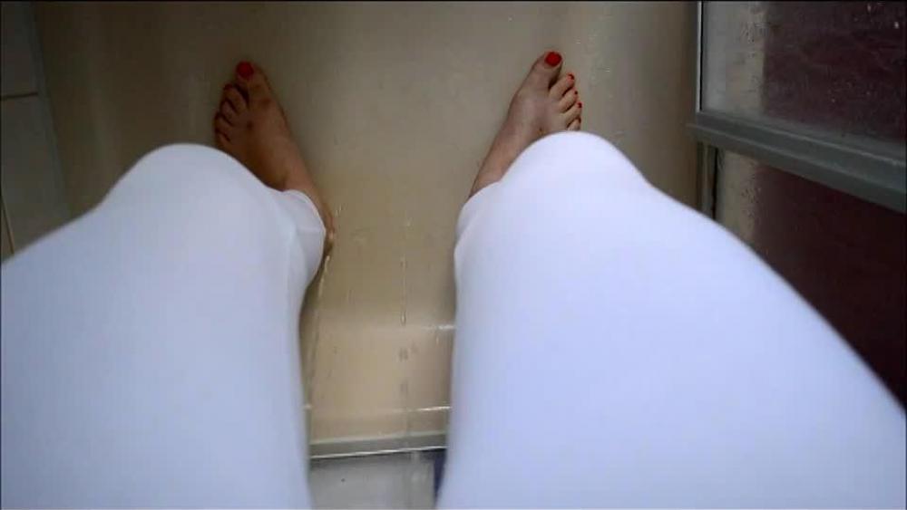 Pissen durch die weisse enge Baumwoll Leggin lach