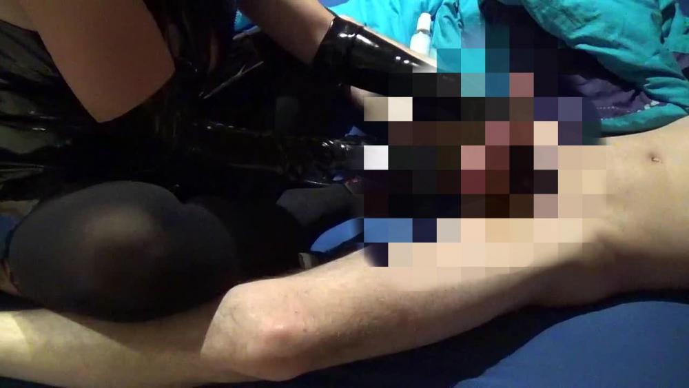 Handjob mit Latexhandschuhen