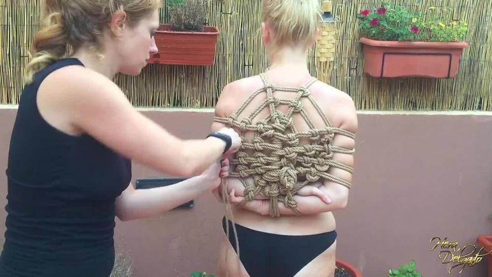 Schmuckbondage im Garten
