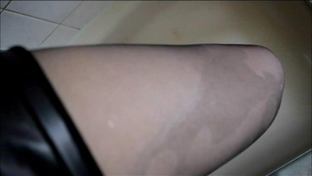 Nur für Dich dominantes Luder in der Dusche mit angwichsten Nylons wird gepisst lach