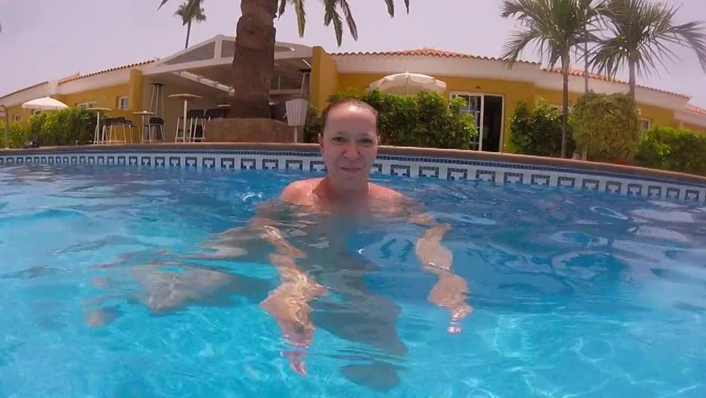 SKANDAL Nackt im Hotel Pool