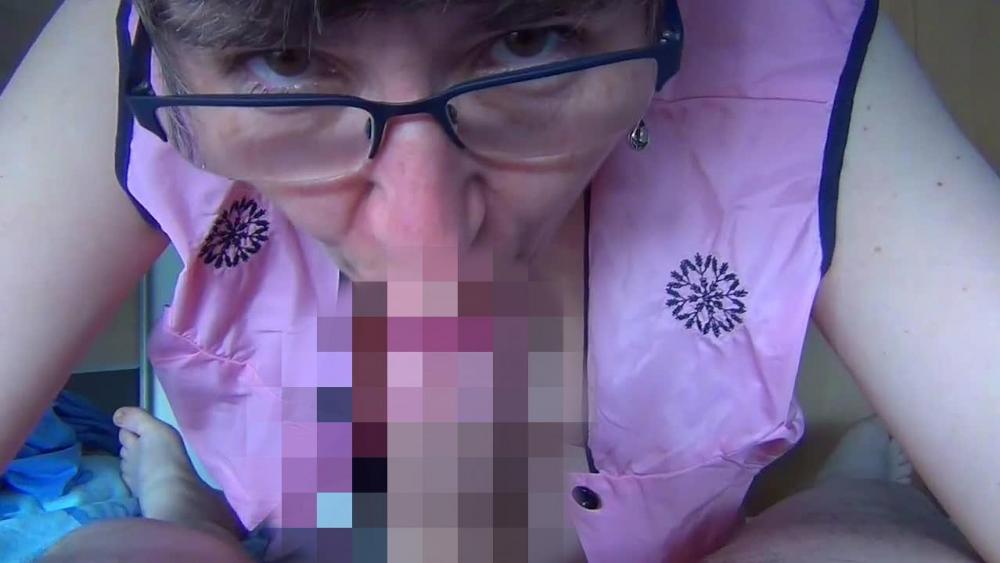 Blowjob im Pink Kittel