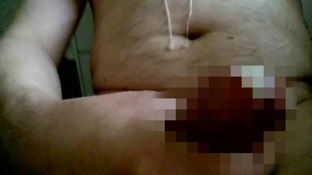 geil abgespritzt vor dem duschen mit toy hinten drin