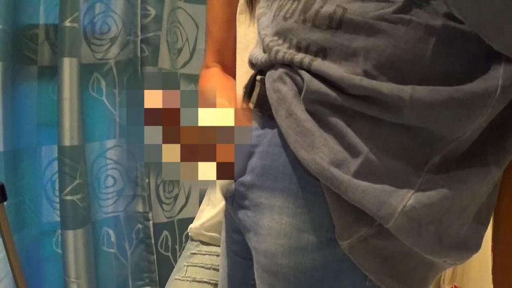 Jeansschwanz und Latexhandschuhe CumShot