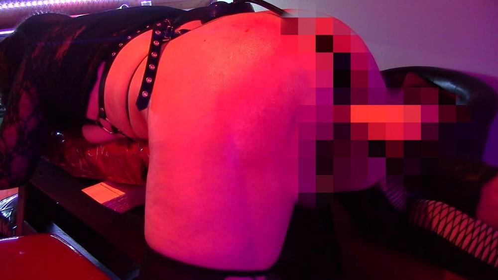 Geiler Arsch mit Dildo gestopft