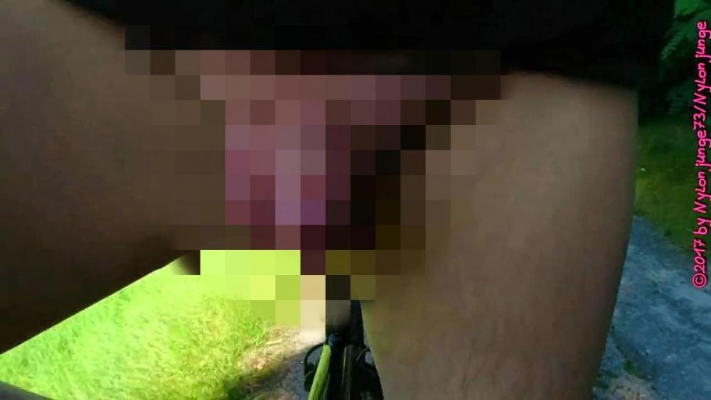 Geilheit beim Fahrradfahren in Feinstrumpfhose