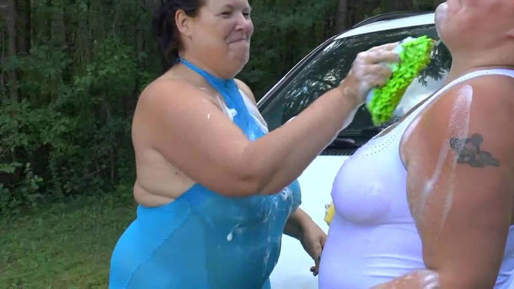 2 sexy Lesben waschen Auto 1