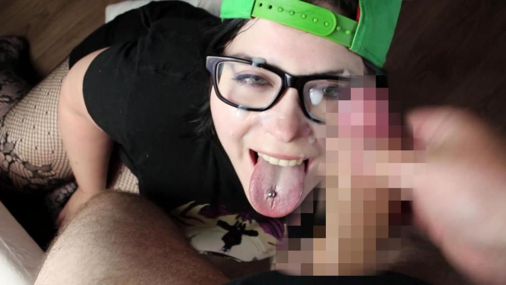 Fette Spermabombe für Geek Girl – Nerd Deepthroat   Facial