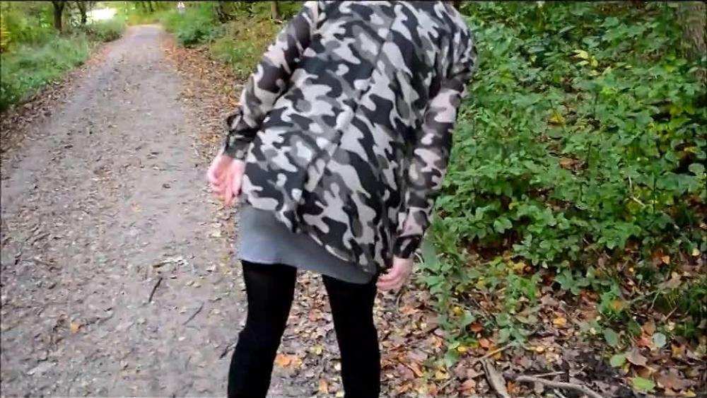 Outdoor zum Lover geschlichen lach schön Creampie am Auto aber dann…