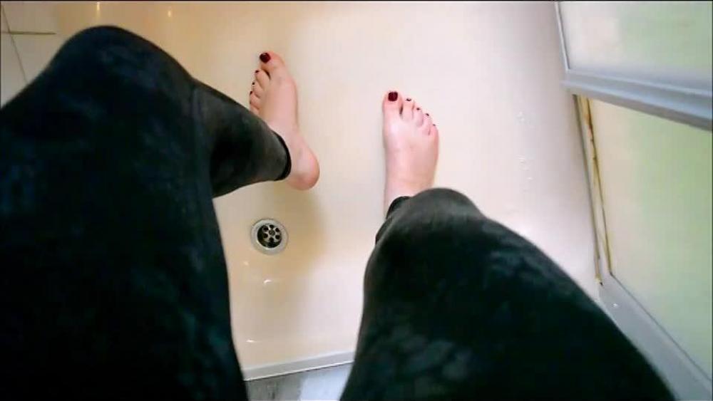 Luder pisst durch die enge Wetlook Leggins sehr geil