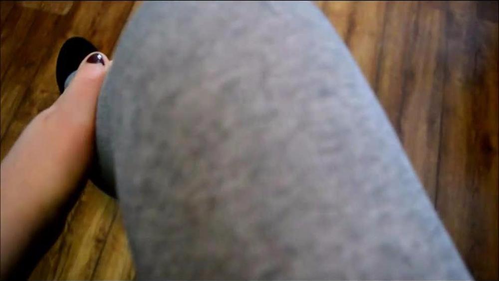 Geile dicke Strumpfhose und hohe schwarze Keilschuhe