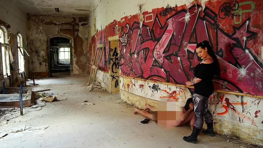 Ausgeliefert im Lost Place