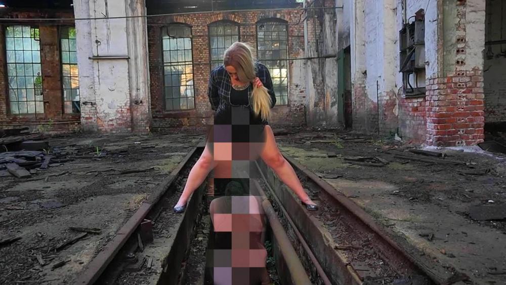Natursektdusche im verlassenen Bahnhof