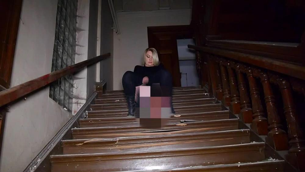 Auf der Treppe gepinkelt