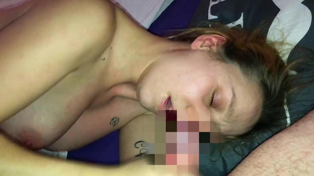 Vom Stiefbruder tief in den Hals gefickt und gesichtsbesamt