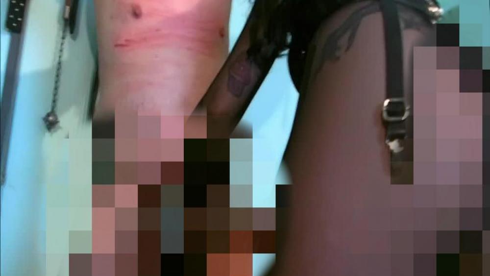 Fetter Sklave, kleiner Schwanz – Teil 2 – Ballbusting und Spanking