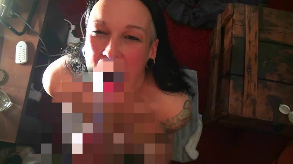 Lady will angepisst werden. Ihr erstes Mal Natursekt!