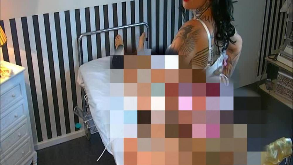 Cute, Curvy and Tattooed – Lady Vampiras Feet, High Heels and Ass Domination 2/2