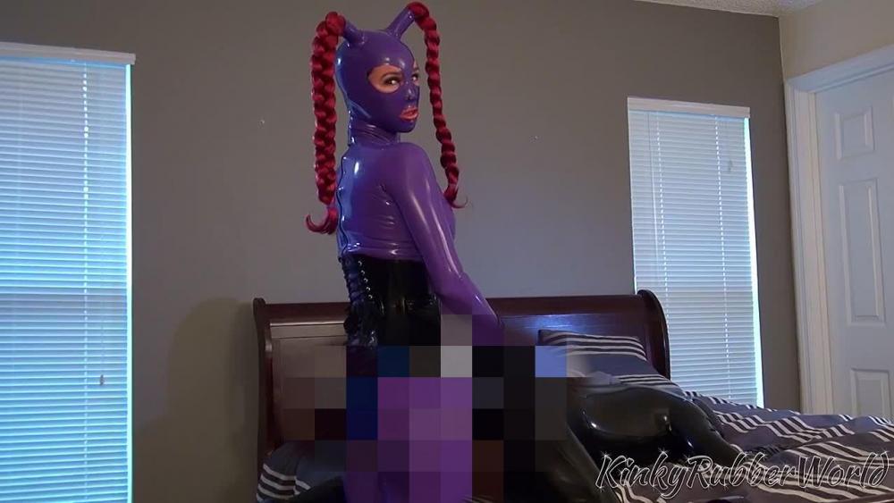 Umschnalldildofick und Melken von der Rubberdoll