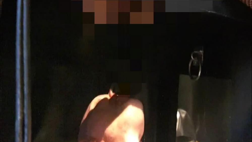 Domina Lady Vampira benutzt ihren Toilettensklaven im Rubberrroom
