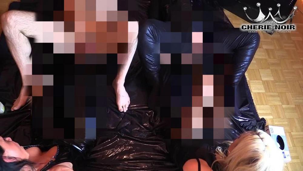 FEET FUCK – Zwei Ladies vs. zwei Arschlöcher!