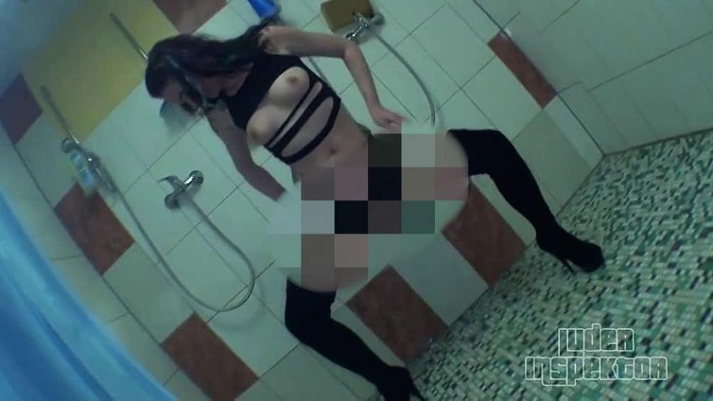 vollgespritztes luder pisst ab