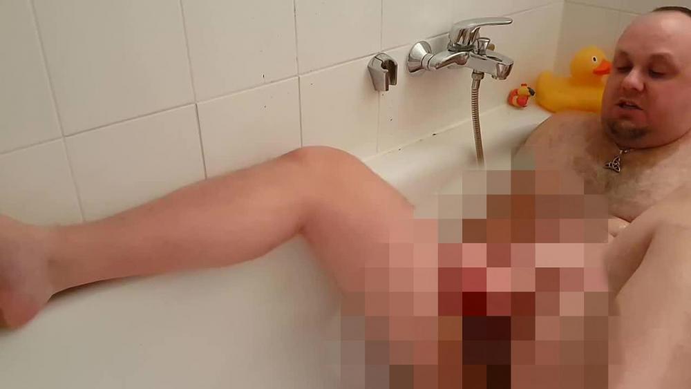 in der Badewanne angepisst