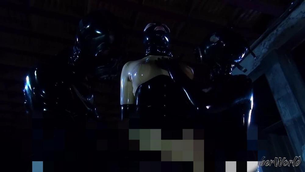 Fetisch Nelja – Gefesselt und benutzt von den schwarzen Latexkerlen