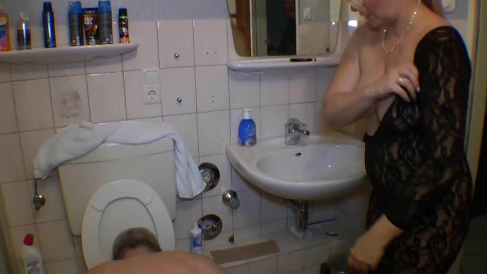 Ihm ist schlecht und ich muss Pissen