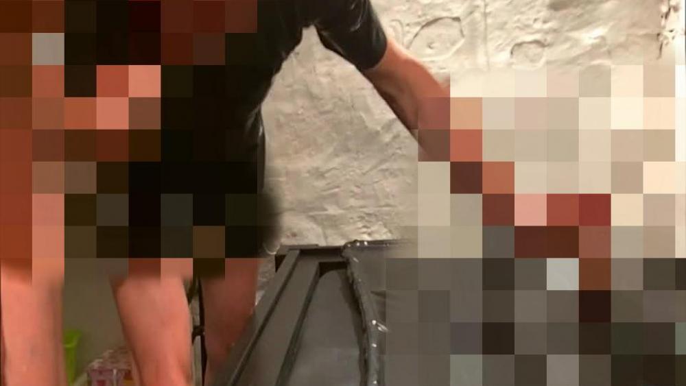 Bi-Sklaven-Gang-Bang Teil 1 – Die Orgie im Latex-Vakuum-Bett