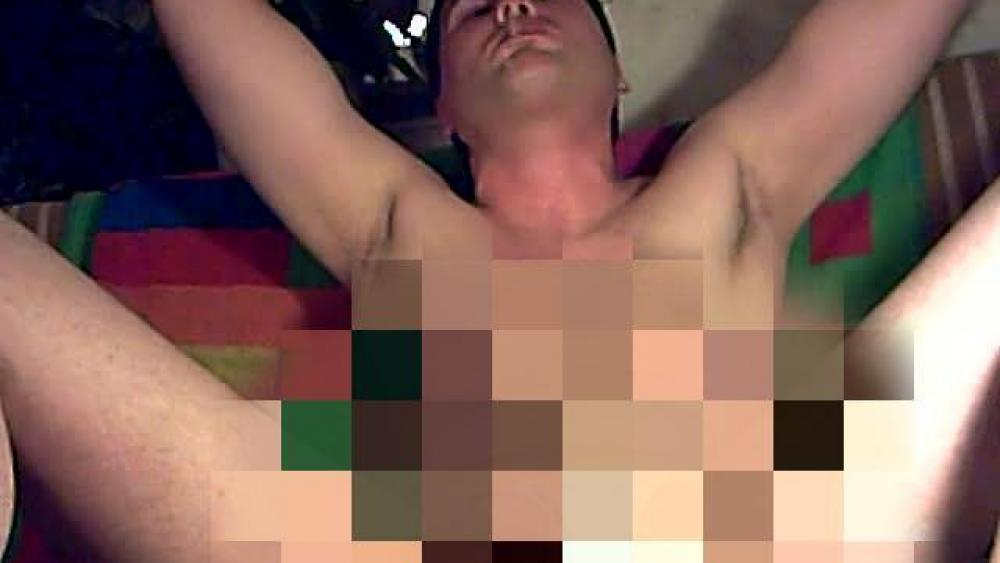 Kondomwichs von hinten mit Sperma auflecken